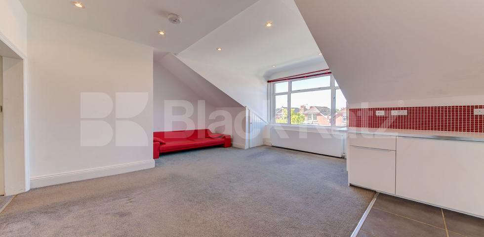 			New Instruction! Private balcony!, 1 Bedroom, 1 bath, 1 reception Flat			 Ferme Park Road , Crouch End